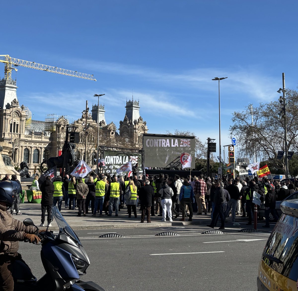 Sacas a pasear al perro y te topas con un acto de Vox contra las Zonas de Bajas Emisiones. ¡La de sandeces que han salido de la boca de Ignacio Garriga en cuestión de minutos es increible!