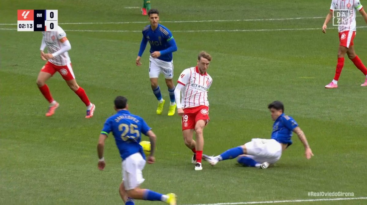 ArchivoVAR's tweet photo. 🖥️💥 El VAR perdonó la expulsión a Colombatto en el Real Oviedo - Girona.

👉🏻 El jugador argentino clava los tacos en la cara externa del tobillo de Vanat.

❌ 𝗘𝗦 𝗥𝗢𝗝𝗔 𝗗𝗜𝗥𝗘𝗖𝗧𝗔.

▪️ De la Fuente Ramos, que debuta en el VAR de Primera División, se lavó las manos. https://t.co/NyZ0MgqGVD