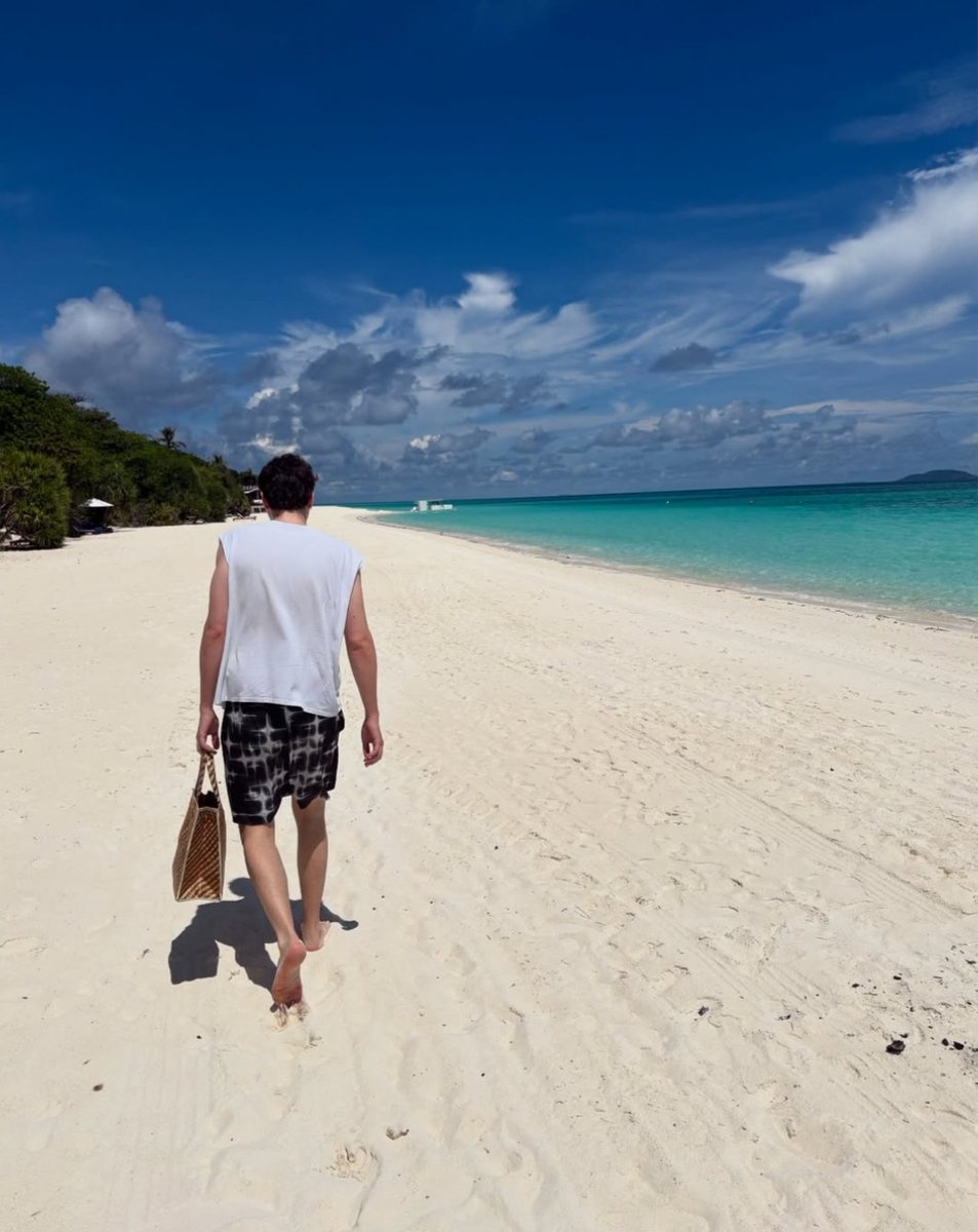 this is such a boyfriend picture. like he was a boyfriend in every picture for 16 years but especially in this one do you get what i'm saying