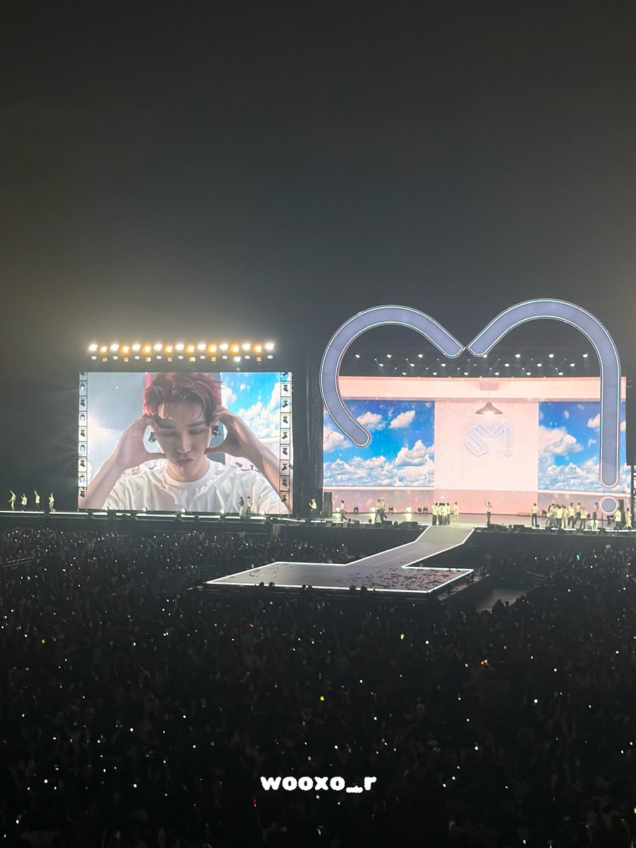 하 저 커다란 공간에 저 많은 사람들 사이에서 저러케 초대형 애교 발사라니 이러케 보니까 넘 욱김