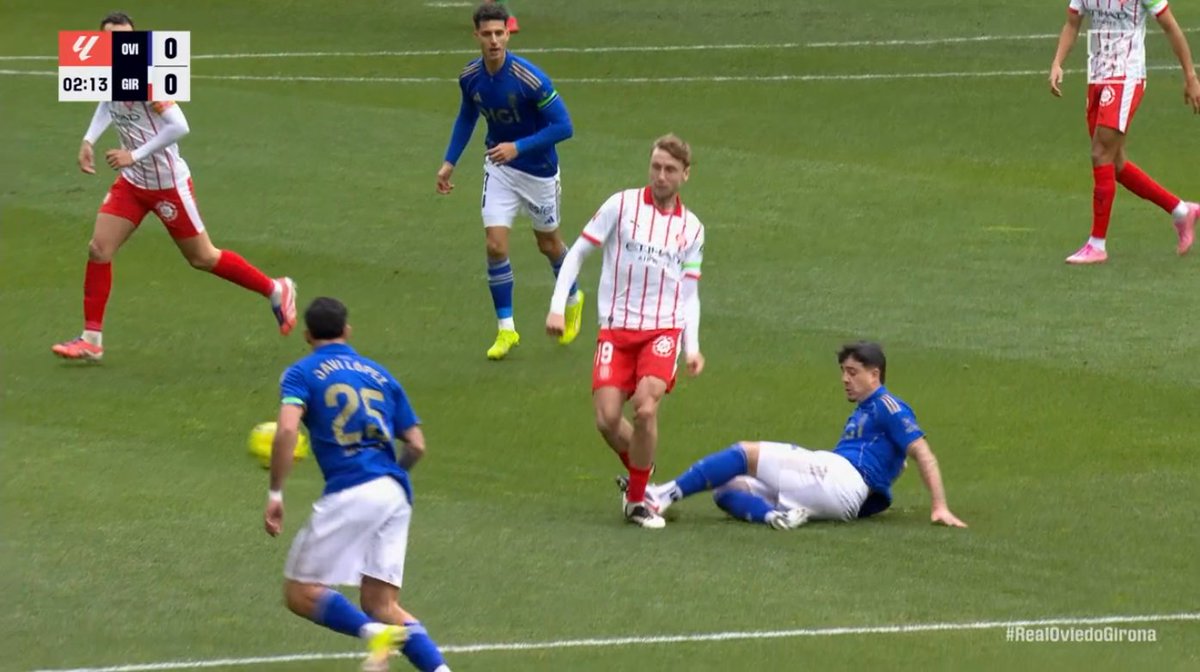 ArchivoVAR's tweet photo. 🖥️💥 El VAR perdonó la expulsión a Colombatto en el Real Oviedo - Girona.

👉🏻 El jugador argentino clava los tacos en la cara externa del tobillo de Vanat.

❌ 𝗘𝗦 𝗥𝗢𝗝𝗔 𝗗𝗜𝗥𝗘𝗖𝗧𝗔.

▪️ De la Fuente Ramos, que debuta en el VAR de Primera División, se lavó las manos. https://t.co/NyZ0MgqGVD