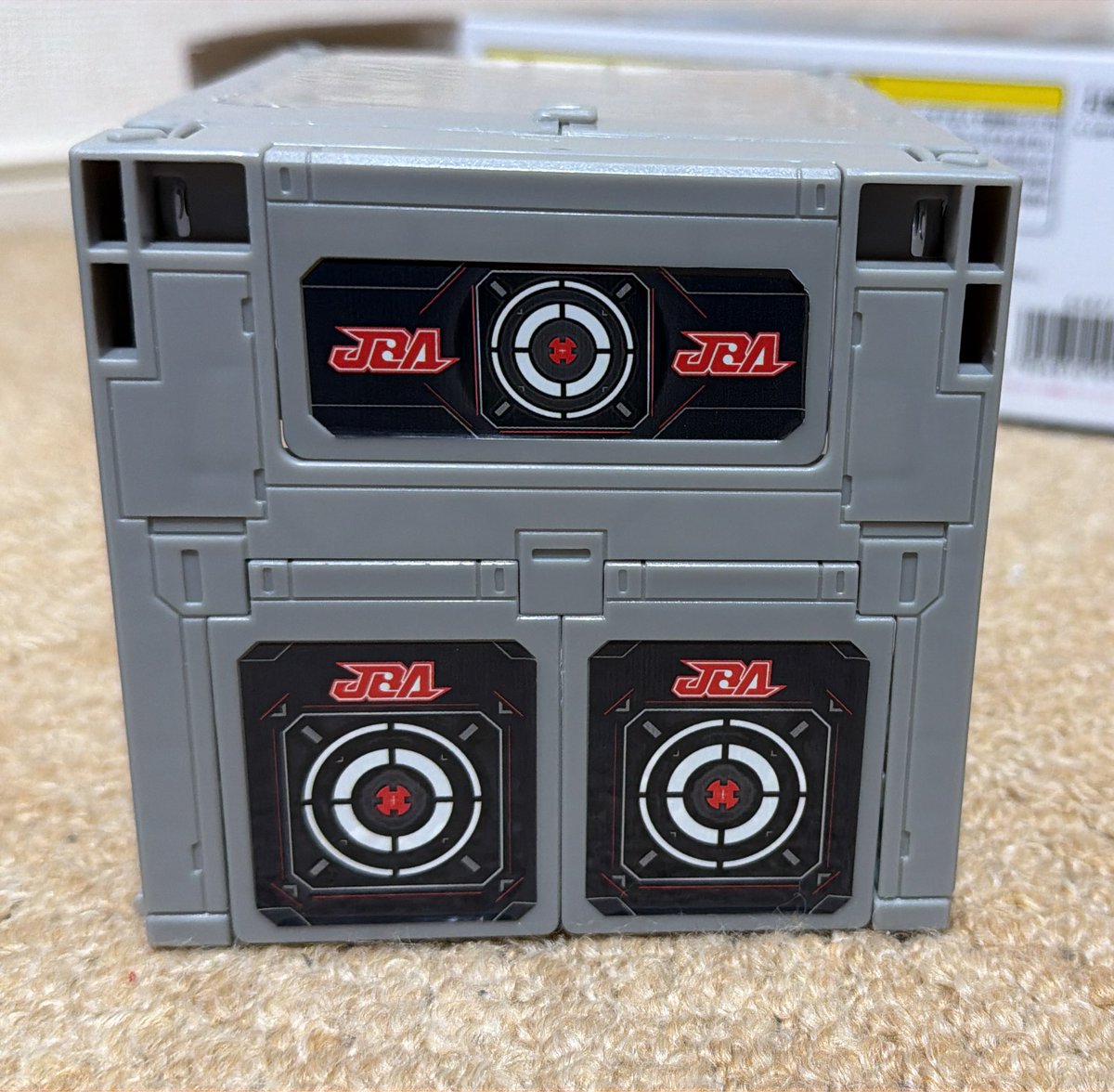 できたー
かっこいーー
今日は遅いから明日遊ぶとして、説明書を見る限り、裏側のターゲットボードで遊ぶとしたら跳ね返り次第では側面は傷つきそうだなー
外して遊んだほうが良いのかな