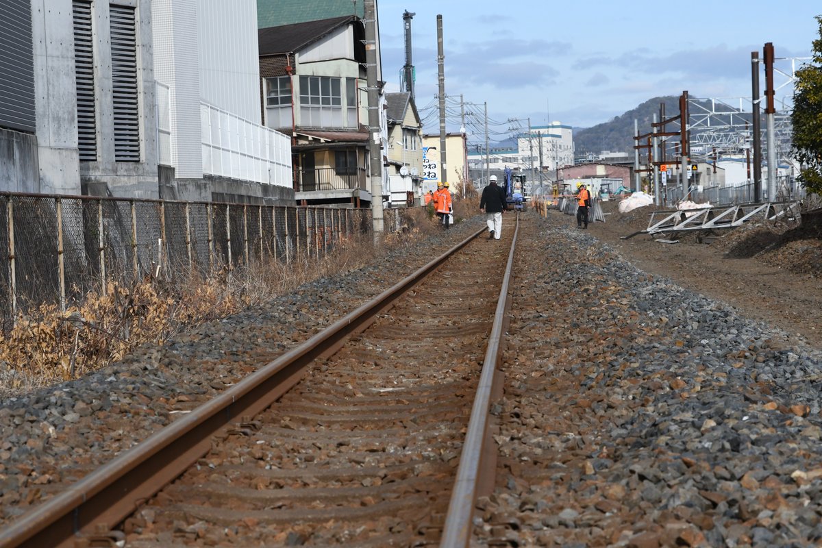 Tec700Ru's tweet photo. 「とうぶれんりツーリズム　廃線ウォーク」（広島市東部地区連続立体交差事業イベント）に参加してみました(^^)
昔とは違い（笑），非常時以外線路を歩くことはないので面白かったです．解説もして戴き，最大勾配が１４‰，ロングレールは細かく切断して撤去するなど，学びも多いイベントでした(^^) https://t.co/hmYOgWWBQ1