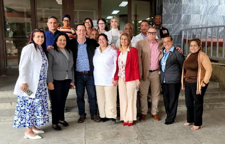 En la tarde acompañamos al Presidente en la visita al Hospital Fajardo, donde evaluamos el Proyecto Salud Digital. Son estimulantes los avances en plataformas cubanas que fortalecen la gestión hospitalaria y elevan la calidad de la atención a pacientes. #PorCubaJuntosCreamos 🇨🇺