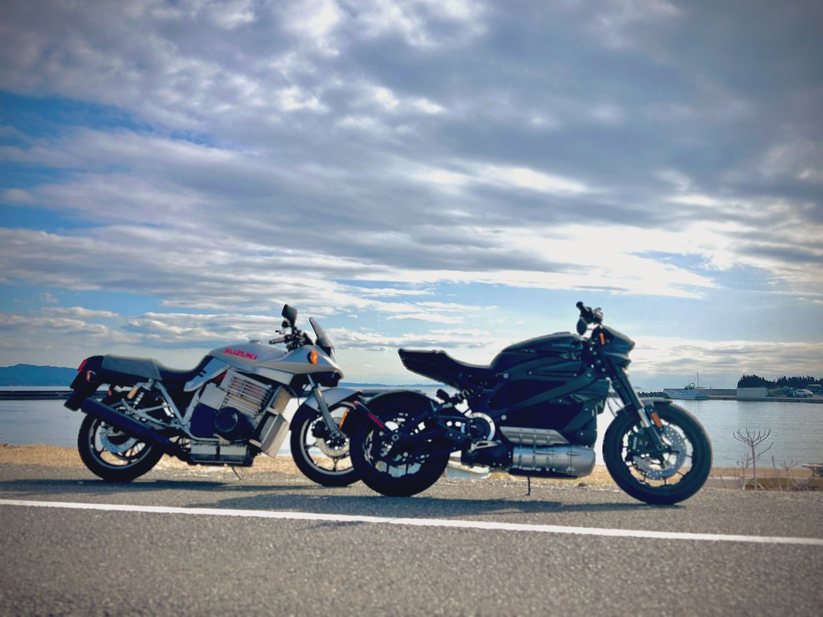 ev_hobo's tweet photo. 三浦半島ツーリング。電動バイクライフも長くなってきたけど、2台で出かけるのは初めて!レジェンドライダーにも会えて、素晴らしい一日になりました。
#livewireone #evkatana https://t.co/lo8icigVlj