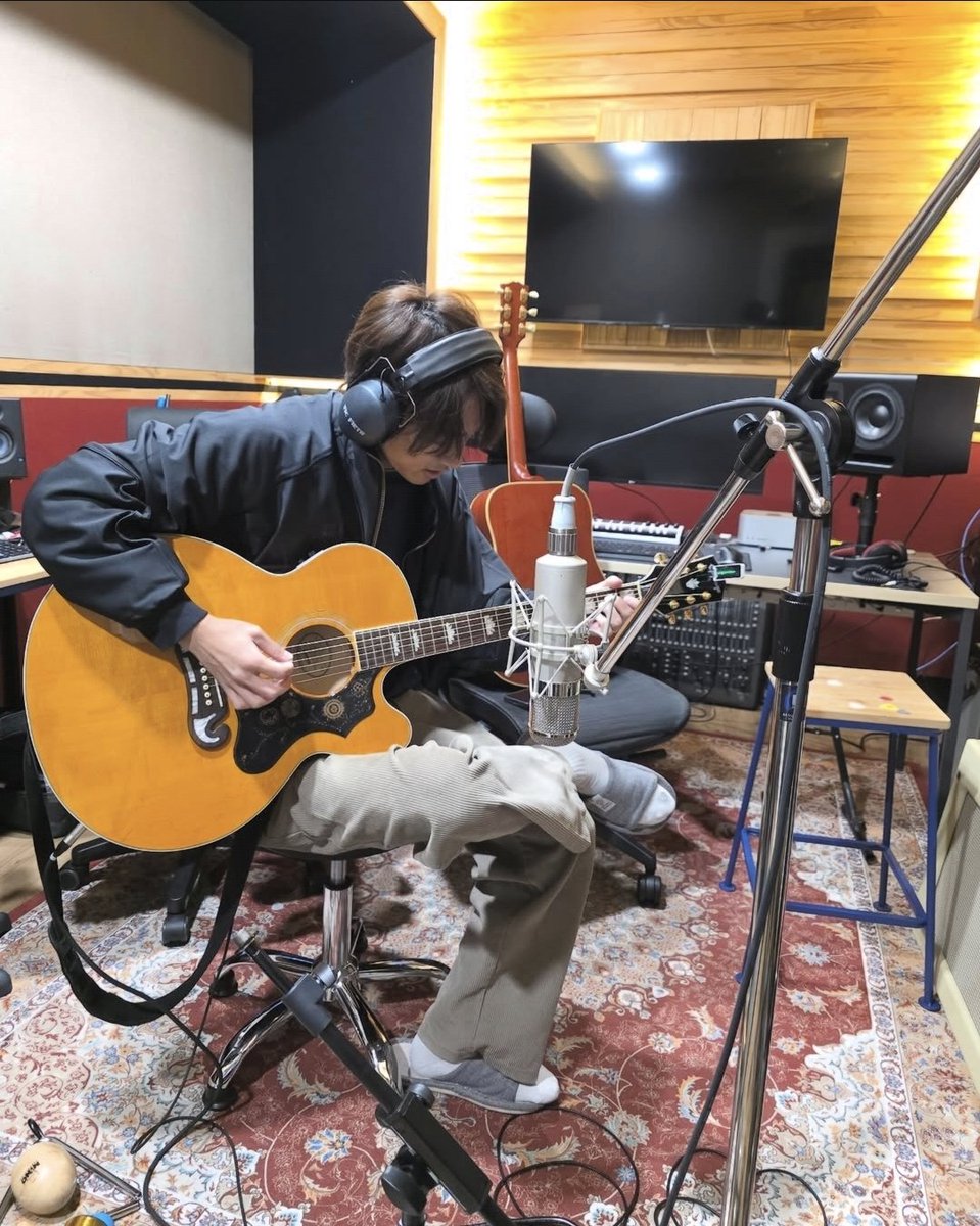 발이 더 이상 못나갈 만큼 끝까지 신는 편(양말 구멍 잘 내는 편) 본업할 때 설레이게 하는 편 🫠