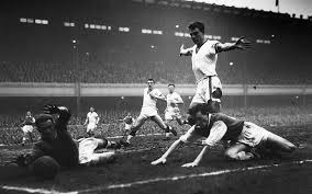 YesterdaysStars's tweet photo. 🇾🇪 On this day in 1958 , just 5 days before the Munich Air Crash , United went to Highbury and beat Arsenal
 5-4 🇾🇪 https://t.co/to8FBTUBpQ