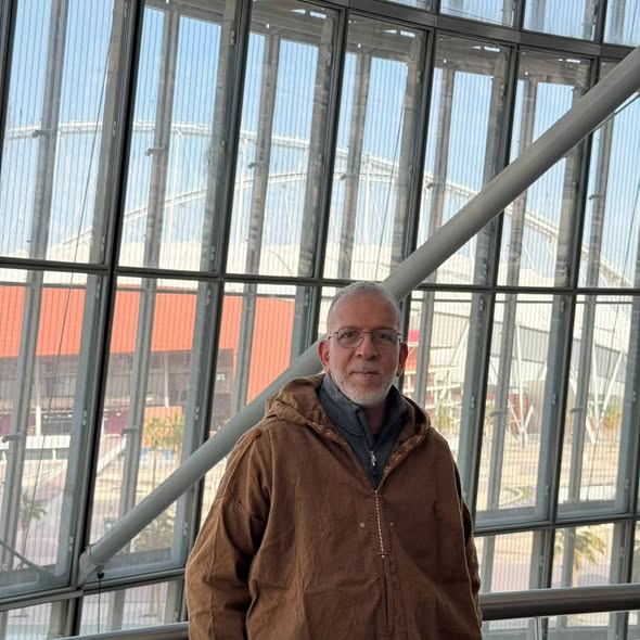 الإعلامي الجزائري ومعلق قنوات بي إن سبورتس القطرية  #حفيظ_دراجي يظهر بالقشابية الجزائرية معتزا بهذا اللباس التقليدي العريق وأحد أبرز رموز الهوية الثقافية في #الجزائر .