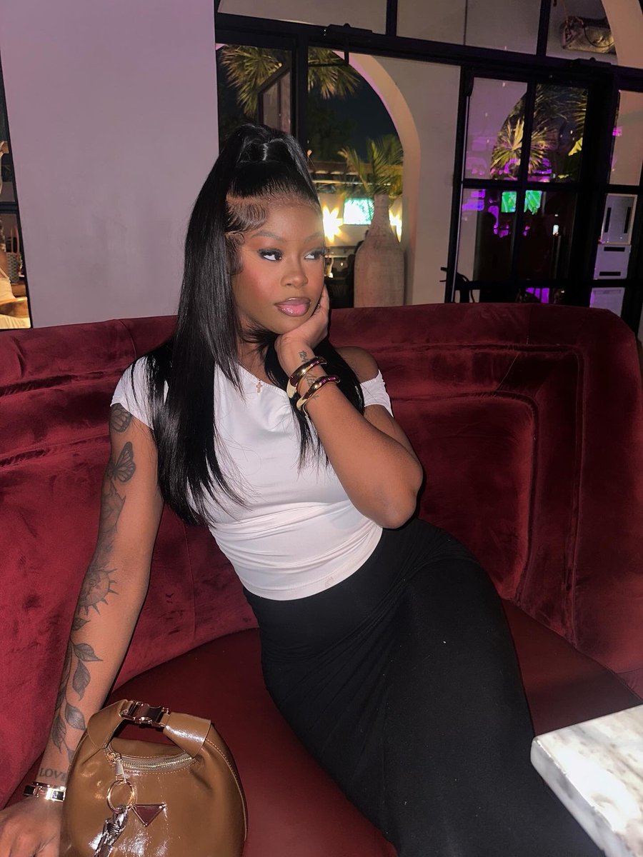 shay ᥫ᭡ tweet media