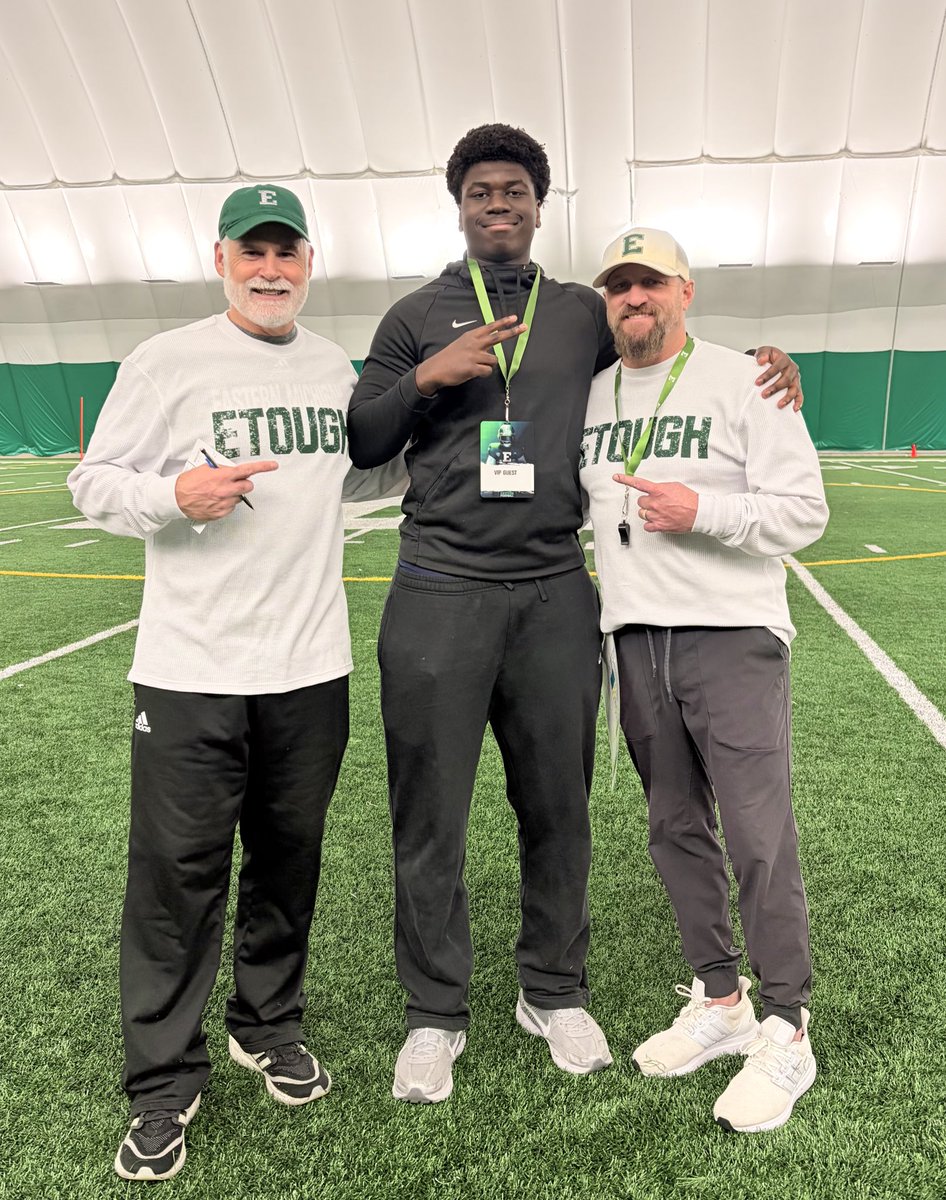 GridironCamp's tweet photo. Big eyes on Class 2030 🇨🇦OT Keli Asem @KeliAsem 👀! EMU’s @EMUFB Head Coach @Coach_Creighton  @CoachBHumbert &amp; OL Coach Wiesehan checking out our next big thing. It will be a busy off-season for the young fella 💛🖤💪

#GSQUAD #TheCulture🇨🇦 https://t.co/gJbhyKQttY