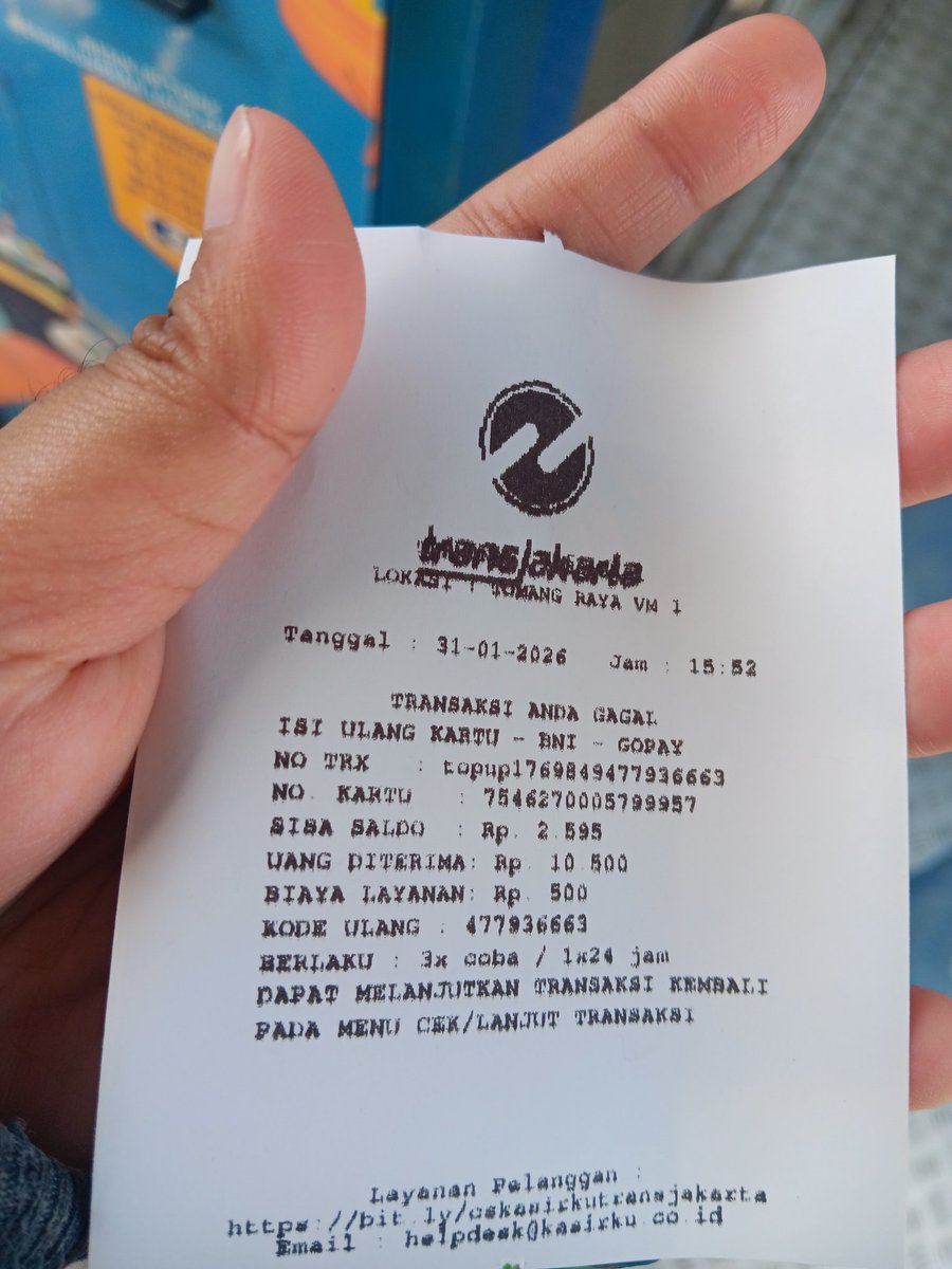 bluekji2's tweet photo. @PT_Transjakarta min tadi sore aku tolongin bapak² buat top up kartu pake qris aku karena bapaknya gaada saldo qris dan mesin top up di halte tomang raya kebetulan lagi gabisa bayar pake cash, tapi koo kartu saldo bapaknya ko gak bertambah yaa?? dan danaku juga kepotong https://t.co/CxgJY3QEs6