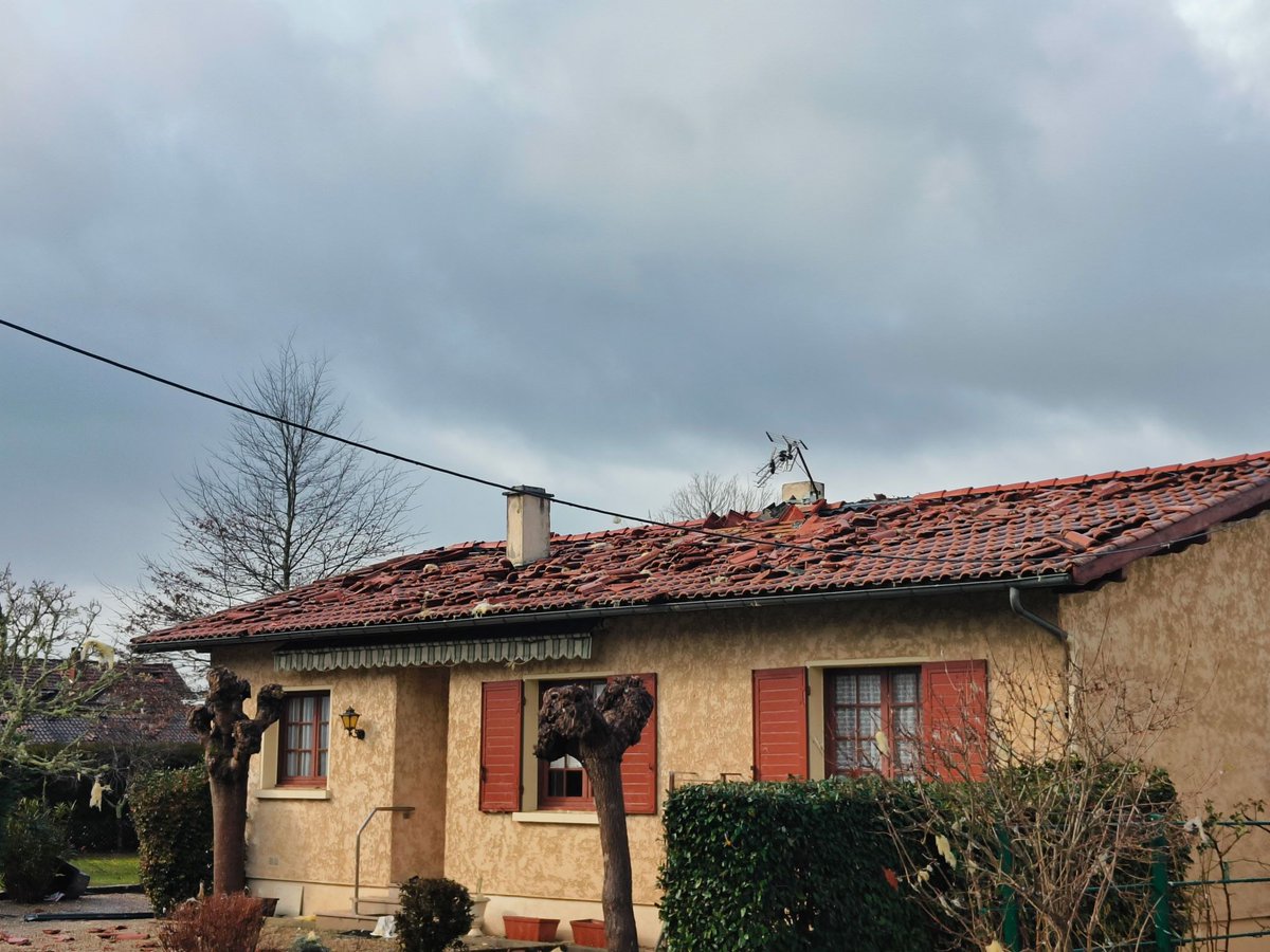Beunoi76's tweet photo. Une tornade 🌪 a touché le village de Mios, en Gironde, ce samedi. Images de Fabrice Fereol via Extrême Météo. https://t.co/DYcXpqB0Sb