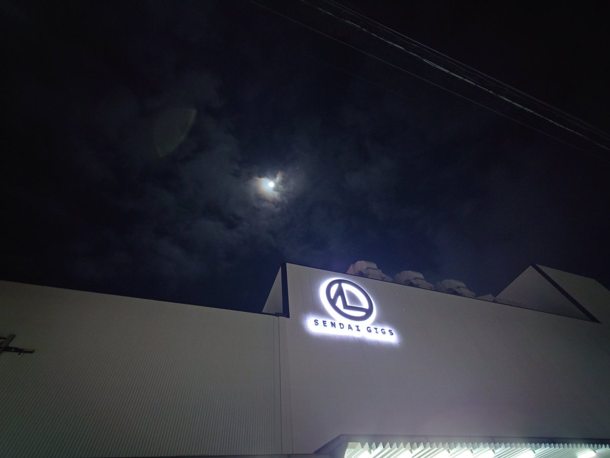 potefumi's tweet photo. 吉井和哉、年末公演でふぁなかんだーしたかったけど、仙台がツアーファイナルということで思いっきりふぁなかんだーした
喉は不調だったのかもしれないが、なにかこう、言葉にできない感じでもう、なんか、次のツアーが楽しみだ https://t.co/Y4zIPqSOU3