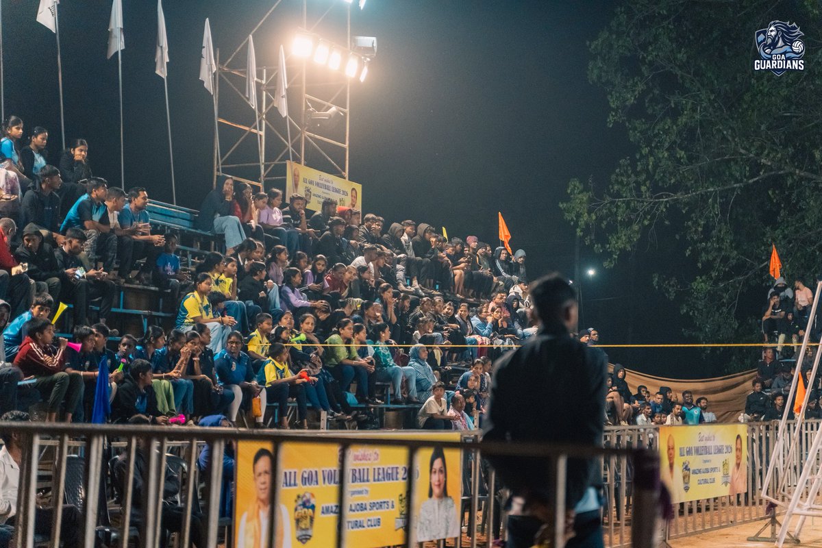50 kms from Panjim.
Just 5 kms from the Maharashtra border.

Keri (Satari)! 🏘️

10 pm past, and the stands are crowded.
Children leaning forward.
Parents holding their breath.
Grandparents watching like it’s tradition - because it is.

No filters. Just a village united by a game