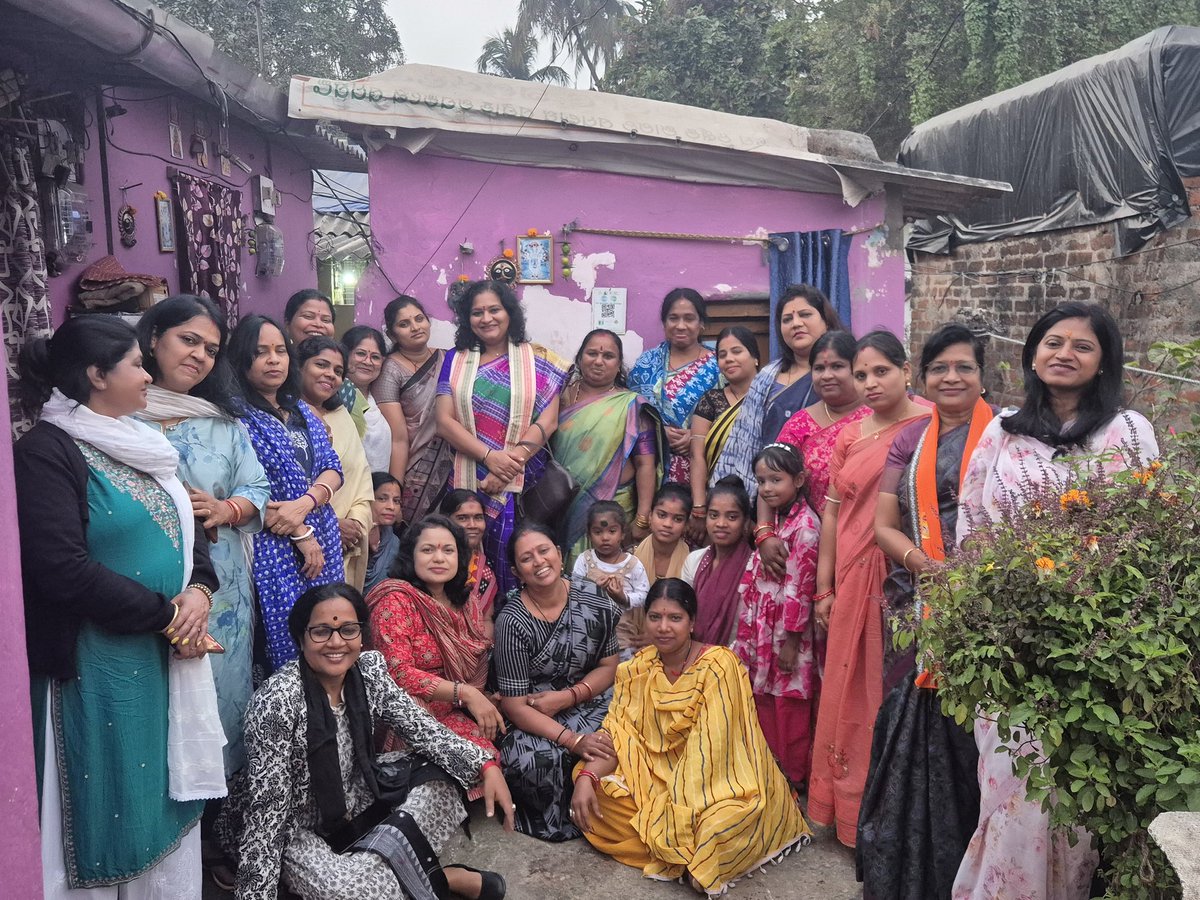 bjmmodisha's tweet photo. ଆଜି ଭୁବନେଶ୍ୱର ୱାର୍ଡ ନଂ ୪୨ ଠାରେ   ମହିଳା ମୋର୍ଚ୍ଚା ର ପ୍ରମୁଖ କାର୍ଯ୍ୟକର୍ତା ଡି. ଲଷ୍ମୀ ଅପା ଙ୍କ  ବାସଗୃହ ଠାରେ ଆୟୋଜିତ ଲୋକସମ୍ପର୍କ ଅଭିଯାନ ରେ ଯୋଗ ଦେଇ ମହିଳା ମାନଙ୍କ ସହିତ ବିଭିନ୍ନ ବିଷୟରେ ଆଲୋଚନା କଲେ ରାଜ୍ୟ ବିଜେପି ମହିଳା ମୋର୍ଚ୍ଚା ସଭାନେତ୍ରୀ ଡା ଐଶ୍ୱର୍ଯ୍ୟା ବିଶ୍ୱାଳ @AshBiswal ମହୋଦୟା।
@BJP4India 
@BJP4Odisha 
@BJPMahilaMorcha 
@KVSinghDeo1 
@PandaJay 
@SamalManmohan7 
@VanathiBJP
