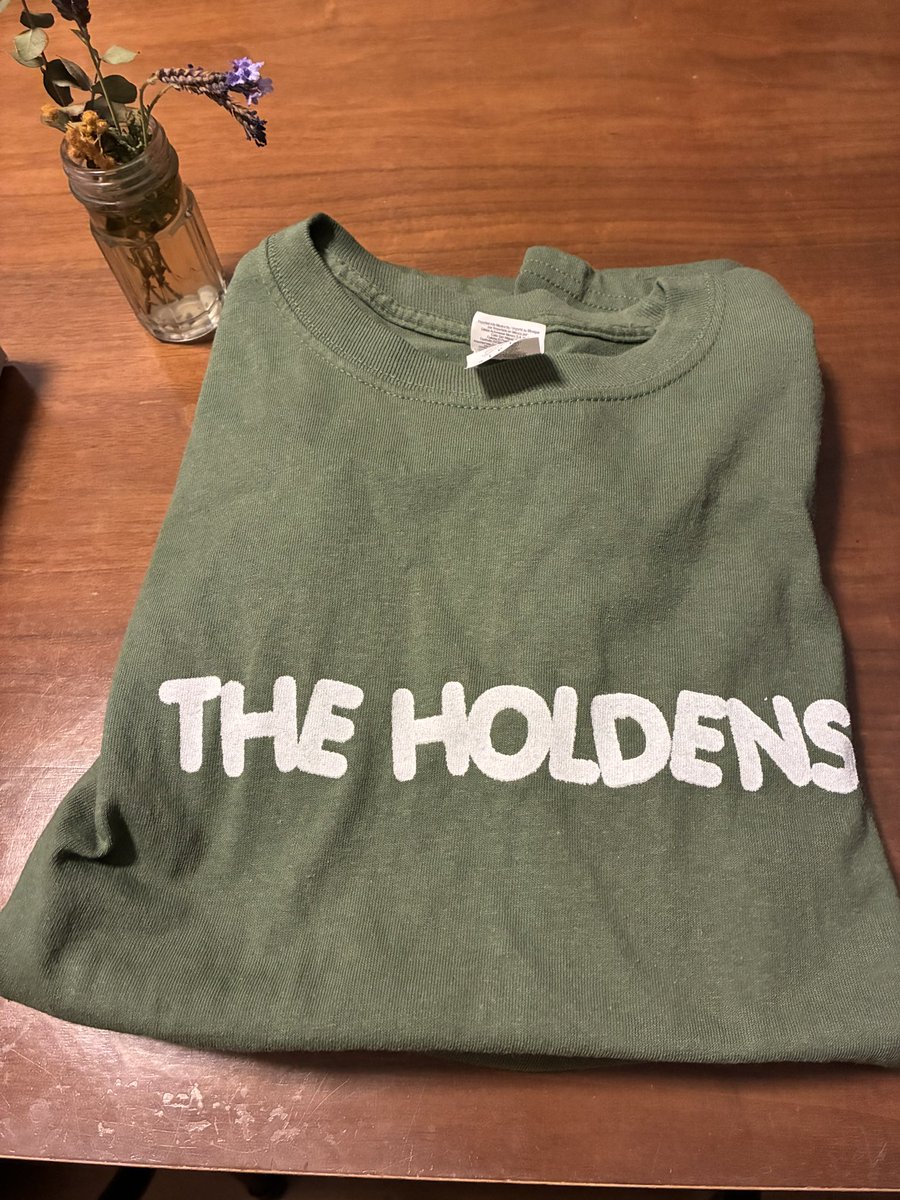 あ、HOLDENSくんたちに言いたかった事今思い出した！THE WHOのKids are alright観た？？て事(観てそう)あのバンドのむちゃくちゃなエネルギーを今日も感じたよ！て事。あの映画観ると、あ〜生で観たかったな〜(キースムーン生きてる時)て思うもんな〜↓写真は荷物減らしに貢献のTシャツ、可愛い