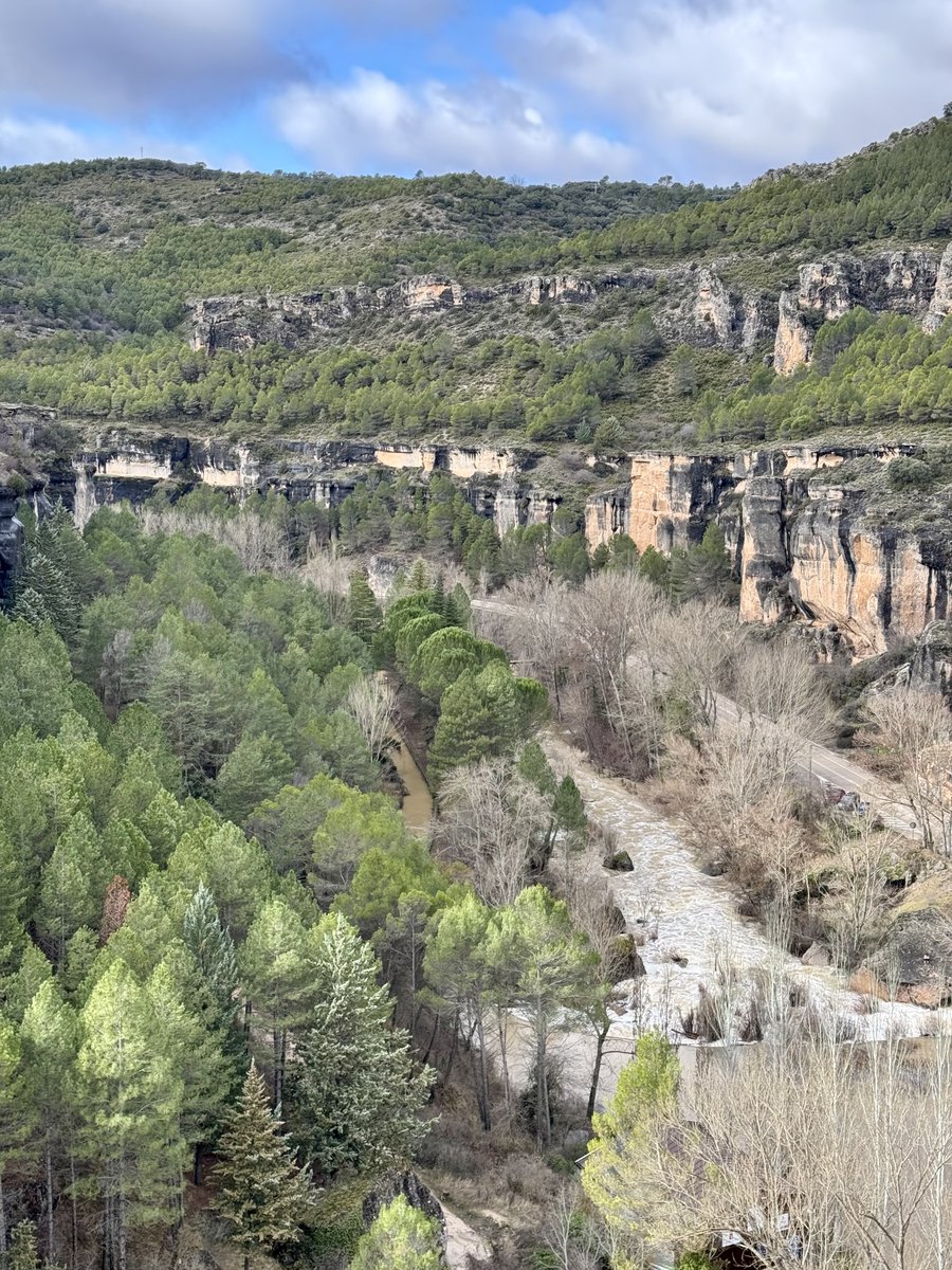 Hoz del Júcar poco antes de llegar a Cuenca, crecido por las últimas lluvias.