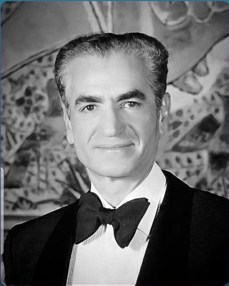 پنجاه سال قبل، اعلیحضرت #محمدرضاشاه_پهلوی:من یکروز بازمیگردم، نه با جسمم,
با اسمم!
#جاویدشاه
<a href="/PahlaviReza/">Reza Pahlavi</a>