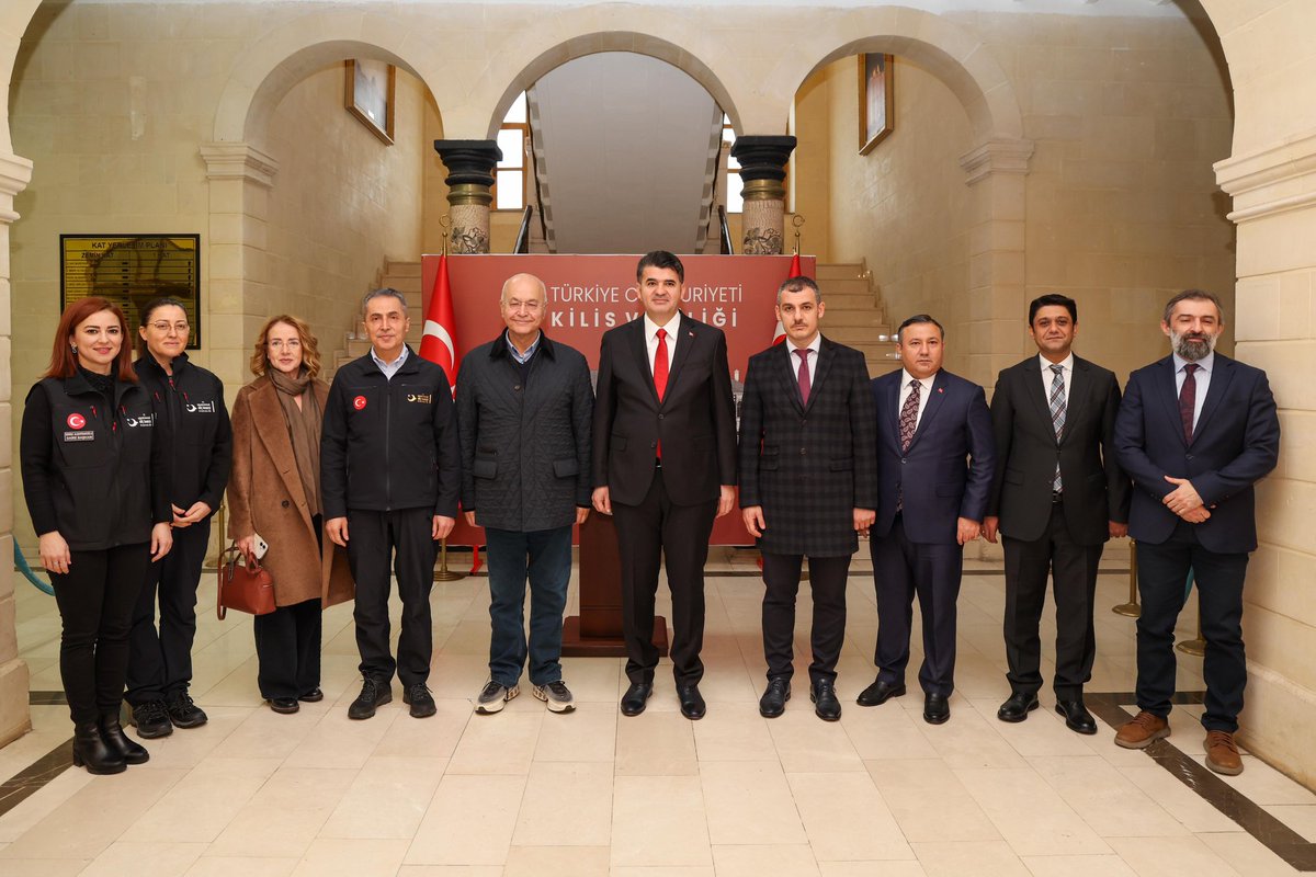 kilisvaliligi's tweet photo. Bir dizi incelemelerde bulunmak üzere ilimize gelen Birleşmiş Milletler Mülteciler Yüksek Komiseri Sayın Berhem Ahmed Salih, Göç İdaresi Başkanı Sayın Hüseyin Kök ve beraberindeki heyet Valimiz Ömer Kalaylı'yı ziyaret etti.

Nazik ziyaretleri için teşekkür ederiz.

@KalayliOmer
#Kilis