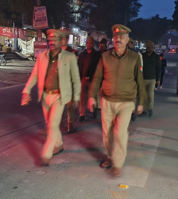 kushinagarpol's tweet photo. जनपद कुशीनगर में शान्ति/सुरक्षा एवं कानून व्यवस्था को सुदृढ़ बनाये रखने हेतु थाना चौराखास पुलिस बल द्वारा थाना क्षेत्रान्तर्गत पैदल गश्त, चेकिंग व जनमानस से संवाद कर उनकी सुरक्षा के प्रति आश्वस्त किया गया। #UPPolice https://t.co/4apy4Piwcm