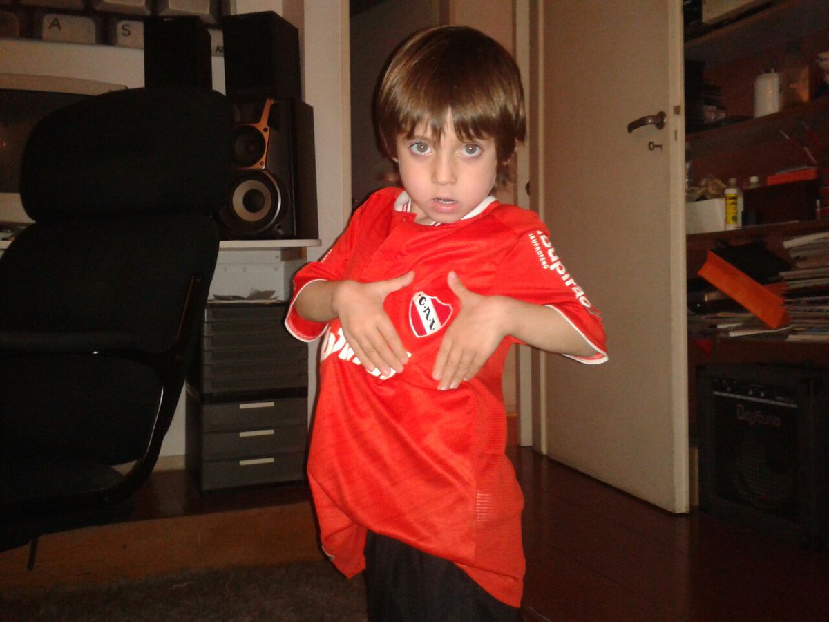 vicen7L's tweet photo. acá con el sobri!!... jaja está emocionado porque hoy #JuegaElRojo https://t.co/FF2SD8bkvq