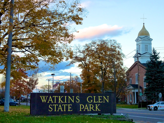 Los senderos principales de Watkins Glen SP, son Indian Trail y South Rim Trail, paralelos al rio en la parte superior de la garganta, entre bosques, y Gorge Trail, tal vez el mejor de ellos, que discurre junto al cauce del Glen Creek.  blgs.co/8FvXjv