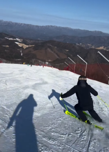 Kkorepo's tweet photo. #チャン・グンソク、プロ並みのスキーの腕前披露…最後の転倒は愛嬌（動画あり） 
#チャングンソク  
🔗https://t.co/sAKf8WRTuR https://t.co/0fF12ZcXEe