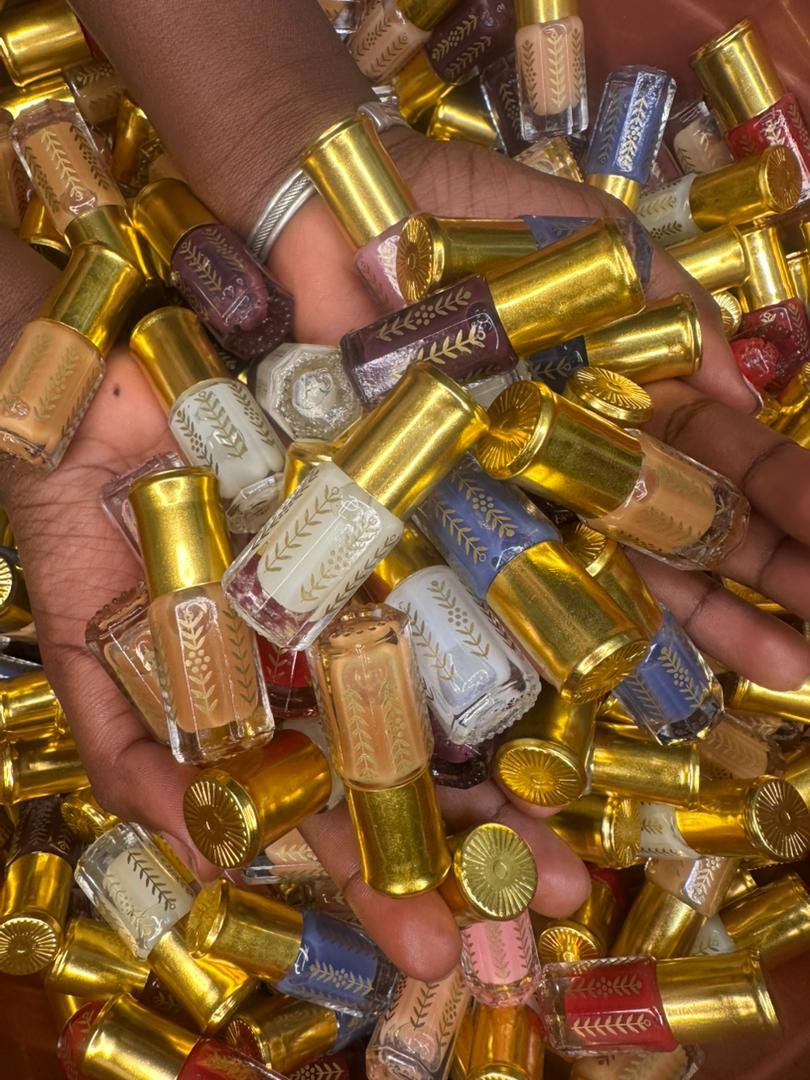 Col78013Fanta's tweet image. Musk format 3 ml
Senteur douce • Très appréciée
👉 1 000 F / unité
👉 Pack 3 à 2 500 F
📦 Vente en gros disponible
📩 Contact en DM
#businessSenegal #parfum #huileparfumee #musk #Influencer @