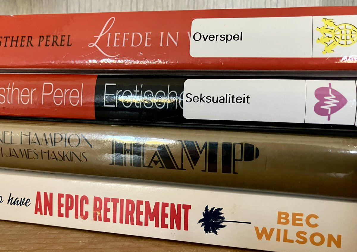Gerhardhormann's tweet photo. Dat vind ik dan weer humor: op het nachtkastje, naast het echtelijk bed, een boek neerleggen over #overspel. 😄

De onderste titels spreken overigens voor zich, want boeken over #jazz en #pensioen. https://t.co/2Ny09WCKv0