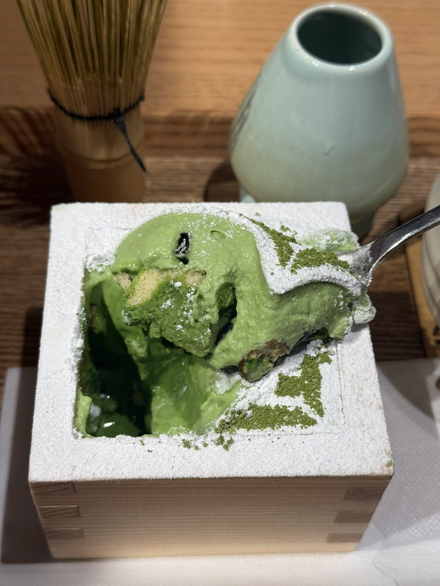 metchamatcha1's tweet photo. 神田明神のcafé MASU MASUで
枡パフェと抹茶(薄茶)！🌱
パフェは抹茶のアイス・ゼリー・クリーム、
黒豆・白玉・🍊ピール・かりんとうとか入り
薄茶は自分で点てる！
薄めだけど、まろやか目〜
冷めても泡多めに出来たから、粒子細かめかも
#抹茶大好き #抹茶パフェ #抹茶スイーツ #薄茶 #抹茶 #matcha https://t.co/dRWe3oWsEA