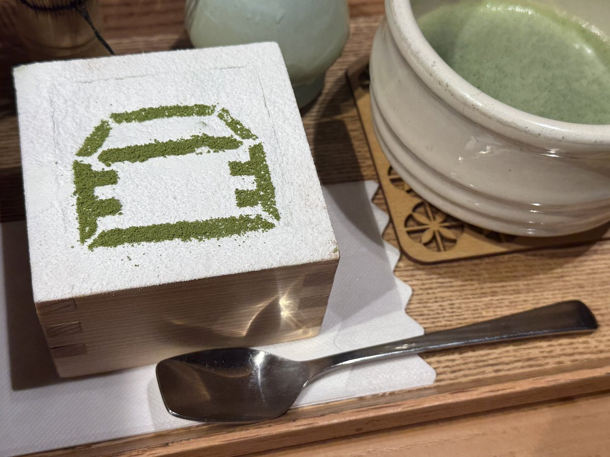 metchamatcha1's tweet photo. 神田明神のcafé MASU MASUで
枡パフェと抹茶(薄茶)！🌱
パフェは抹茶のアイス・ゼリー・クリーム、
黒豆・白玉・🍊ピール・かりんとうとか入り
薄茶は自分で点てる！
薄めだけど、まろやか目〜
冷めても泡多めに出来たから、粒子細かめかも
#抹茶大好き #抹茶パフェ #抹茶スイーツ #薄茶 #抹茶 #matcha https://t.co/dRWe3oWsEA
