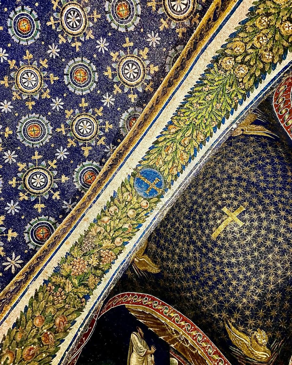 turismoER's tweet image. Nel silenzio del Mausoleo di Galla Placidia (#Ravenna), infinite tessere di mosaico brillano da quasi 1600 anni: ravennamosaici.it

📸: @RavennaTourism  | #inEmiliaRomagna #Unesco #IlikeItaly @RavennaMosaici