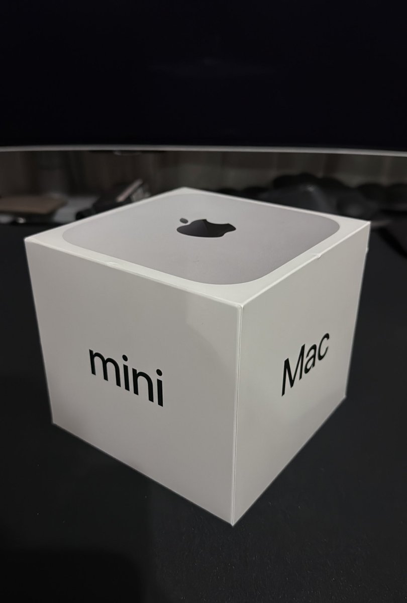 Timelineda günlerdir herkesin deli gibi Mac Mini kovaladığını, stokları erittiğini görüp duruyordum. Millet Clawdbot kurduk, çağ atladık modunda geziyor. Benim masanın köşesinde ise 1 yıldır üstüne kahve kupası koyduğum, fişi bile takılı olmayan gariban bir Mac Mini yatıyordu.