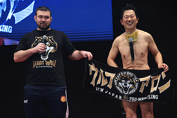 njpw1972's tweet photo. “BOAT RECE宮島コラボイベント”は今年も大盛況！
 
 “NEVER王者”ウルフアロンが
 「舟券予想トークライブ」でアキラ100％さんと共演！
 
 圧倒的な存在感を放つも舟券予想は惨敗…！
 
 ＜詳細＞ https://t.co/3AFIwAeyx6
 
#STRONGSPLASH #ボートレース宮島 https://t.co/v374EEE4s3