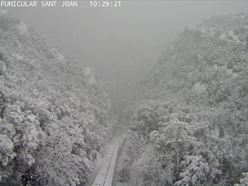 Neva i va fent gruix a Montserrat. Imatge des de la webcam de dalt del Funicular de Sant Joan, al fons quedaria el monestir.