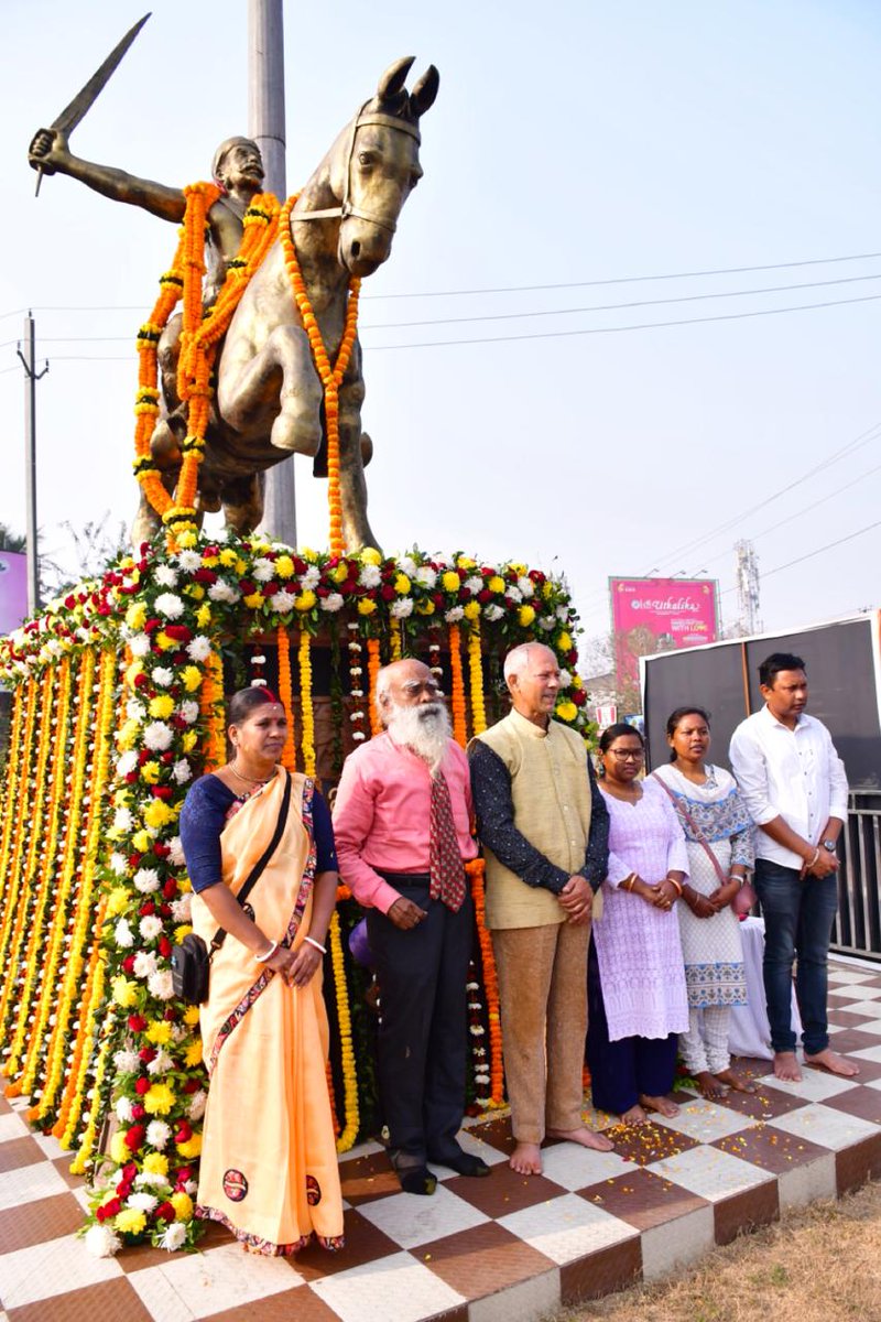 ମହାନ ବିପ୍ଳବୀ ବକ୍ସି ଜଗବନ୍ଧୁଙ୍କ ରାଜ୍ୟସ୍ତରୀୟ ଶ୍ରାଦ୍ଧ ଦିବସ ଅବସରରେ ଆଜି ସୂଚନା ଓ ଲୋକସମ୍ପର୍କ ବିଭାଗ ପକ୍ଷରୁ ଭୁବନେଶ୍ୱର ମ୍ୟୁଜିୟମ୍‌ ଛକ ସ୍ଥିତ ବକ୍ସି ଜଗବନ୍ଧୁଙ୍କ ପ୍ରତିମୂର୍ତ୍ତିରେ ପୁଷ୍ପମାଲ୍ୟ ଅର୍ପଣ କରାଯାଇ ତାଙ୍କ ବୀରତ୍ୱ ଓ ବଳିଦାନ ପ୍ରତି ଶ୍ରଦ୍ଧାଞ୍ଜଳି ଜ୍ଞାପନ କରାଯାଇଛି।