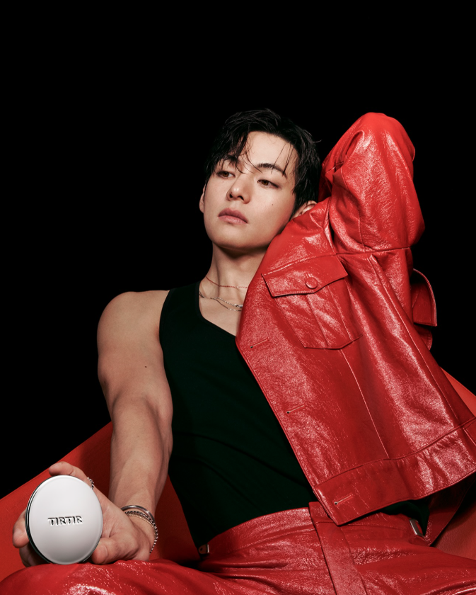 AboutMusicYT's tweet image. Taehyung shines in a new photo for Tirtir.