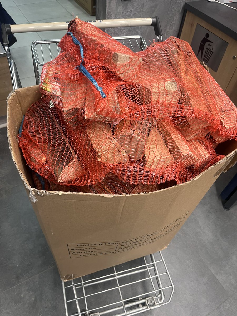 AnnaTsepla's tweet image. Дрова та брикети вчора🥹❤️‍🩹
#банда_звіт 
Скоріше б вже скінчився цей мороз..❄️ 

*на банці лишилось всього 6 гримнів💔🥲

send.monobank.ua/jar/83PsLkK6Sy
💳🫙 4874100027826125