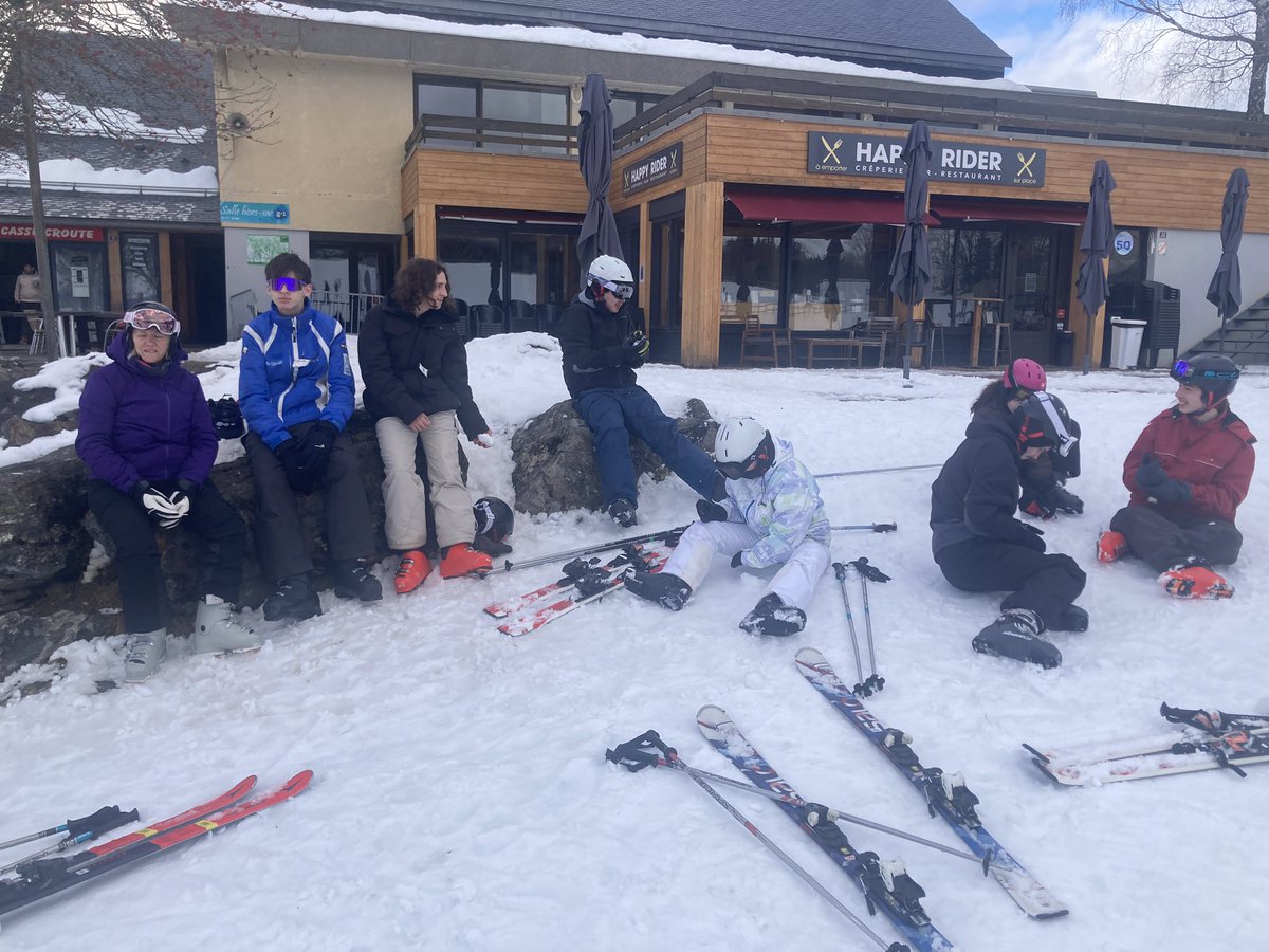 Séjour au ski de nos élèves de CAP service, restauration et commerce.
Cohésion, découverte des métiers de saisonniers et de la montagne pour la
majorité d’entre #Inclusión #cohesion #Respect #solidarite nous sommes fiers d’eux