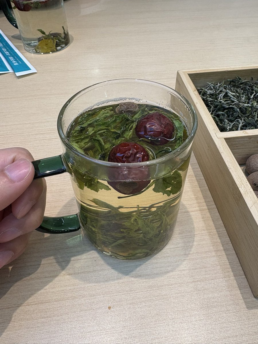 最近出差很多，八天八个城市。
在宁夏银川，喝一杯八宝茶（烤过的红枣、冰糖、绿茶、桂圆干依据个人喜好搭配）。