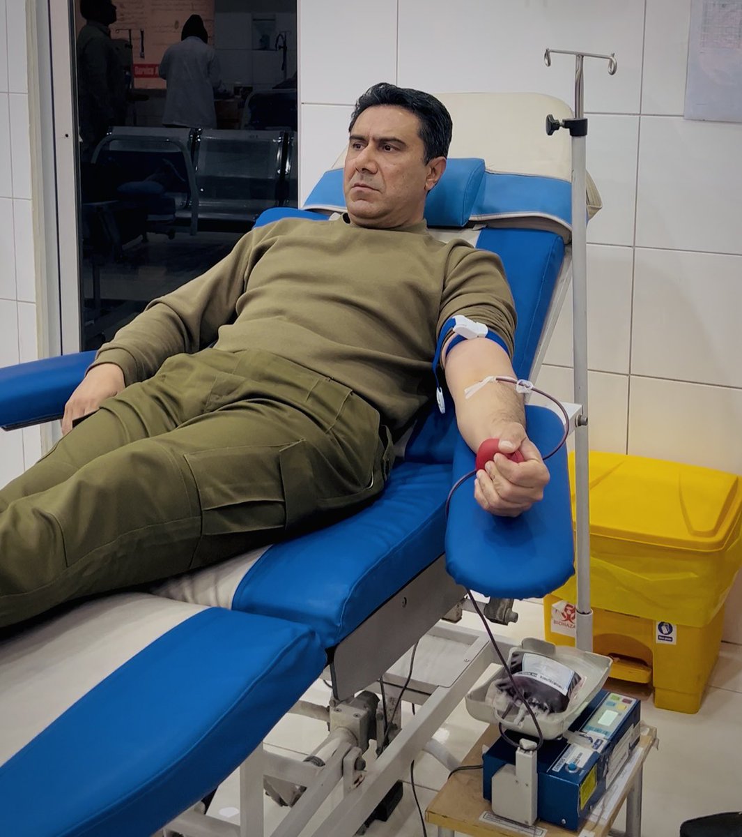 جس نے ایک جان بچائی، گویا اس نے پوری انسانیت کی جان بچائی۔آر پی او ملتان کیپٹن(ر)محمد سہیل چودھری نشتر ہسپتال ملتان کے بلڈ بنک میں خون کا عطیہ کرتے ہوئے