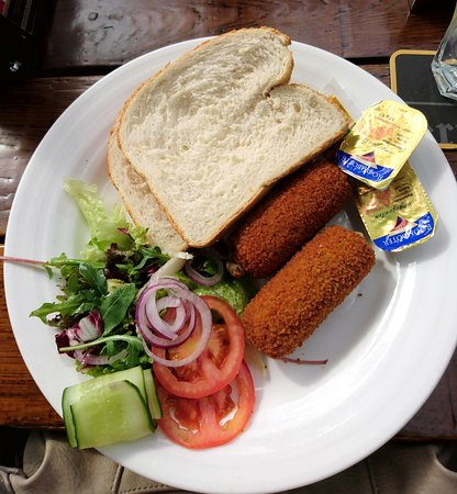 coco_riga's tweet image. Ik denk: weet je wat, laten wij eens buiten de deur lunchen. Een beetje de eeuwige sleur doorbreken. Dus moeder de vrouw zoekt op waar dat kan. Blijk je voor 2 sneetjes brood en 2 kroketten € 13,50 (bijna ƒ 30,-) te betalen! Per persoon! Kortom, we bakken thuis wel een eitje 😳