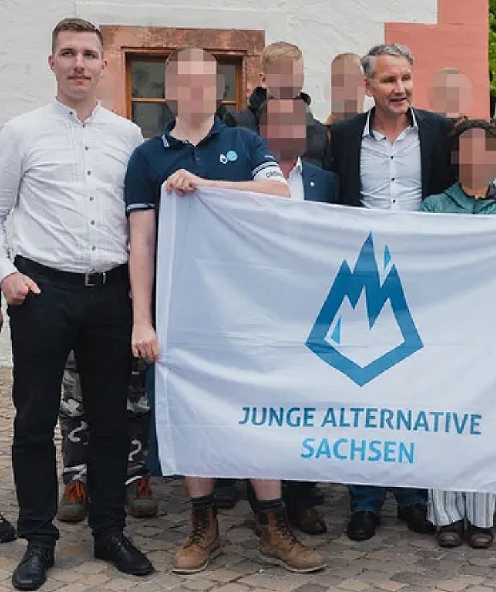 Höcke jammert für Angeklagte der "Sächsischen Separatisten"
Er nennt es "tragisch" das  ein "junger Familienvater" bei seiner Verhaftung angeschossen wurde - Warum sagt Höcke nicht:
AfDler Kurt Hättasch-Hier mit Höcke-wollte sich bewaffnet der Festnahme widersetzen
BRAUNER SUMPF!