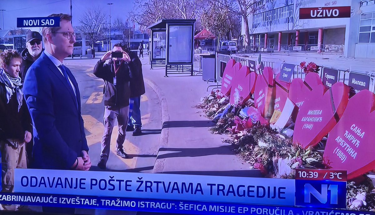 Da li ovo Aleksandar Vučić i Ana Brnabić polažu venac na mestu ubistva naprednom korupcijom...
Na žalost oni čak nisu posetili ni izložbu o Jasenovcu koju su sami organizovali, a kamoli mesto velike tragedije koju je prouzrokovala njihova koruptivna i lopovska politika.
Oni ove