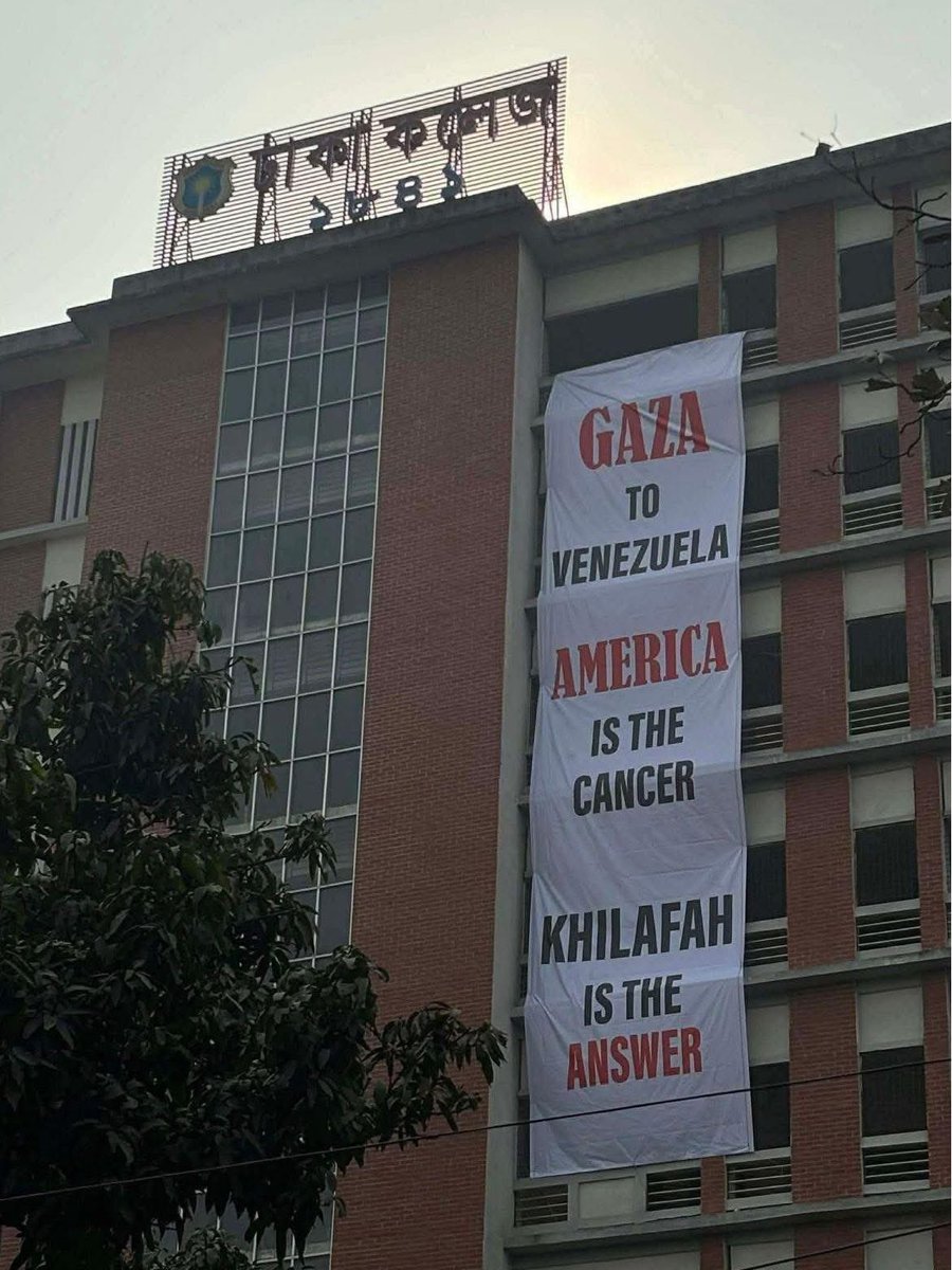 dailyislamist's tweet photo. 🔴 Bangladeş’te bir pankart:

“Gazze’den Venezuela’ya:
Amerika kanserdir,
Çözüm Hilafettir.” https://t.co/uRvum9HmdA