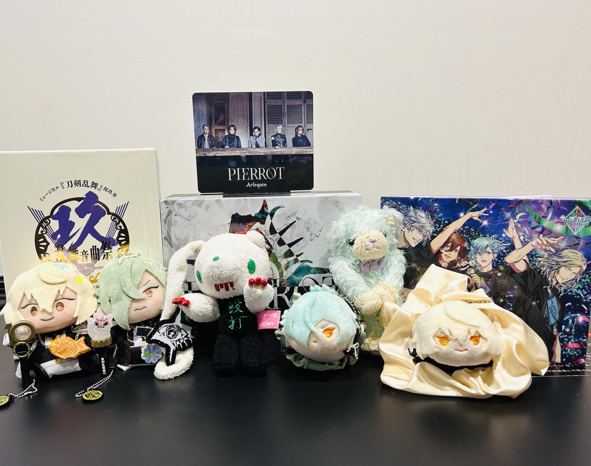 tekさんと久々に遊んできました🫶❤️
2人共通の好きな円盤を持ち寄って鑑賞会✨ラインナップが異種格闘技…（笑）
全部は見切れなかったし、お話し足りないくらい時間があっという間に過ぎてしまった😭とってもとっても楽しかった💓
tekさんありがとうございました🫶