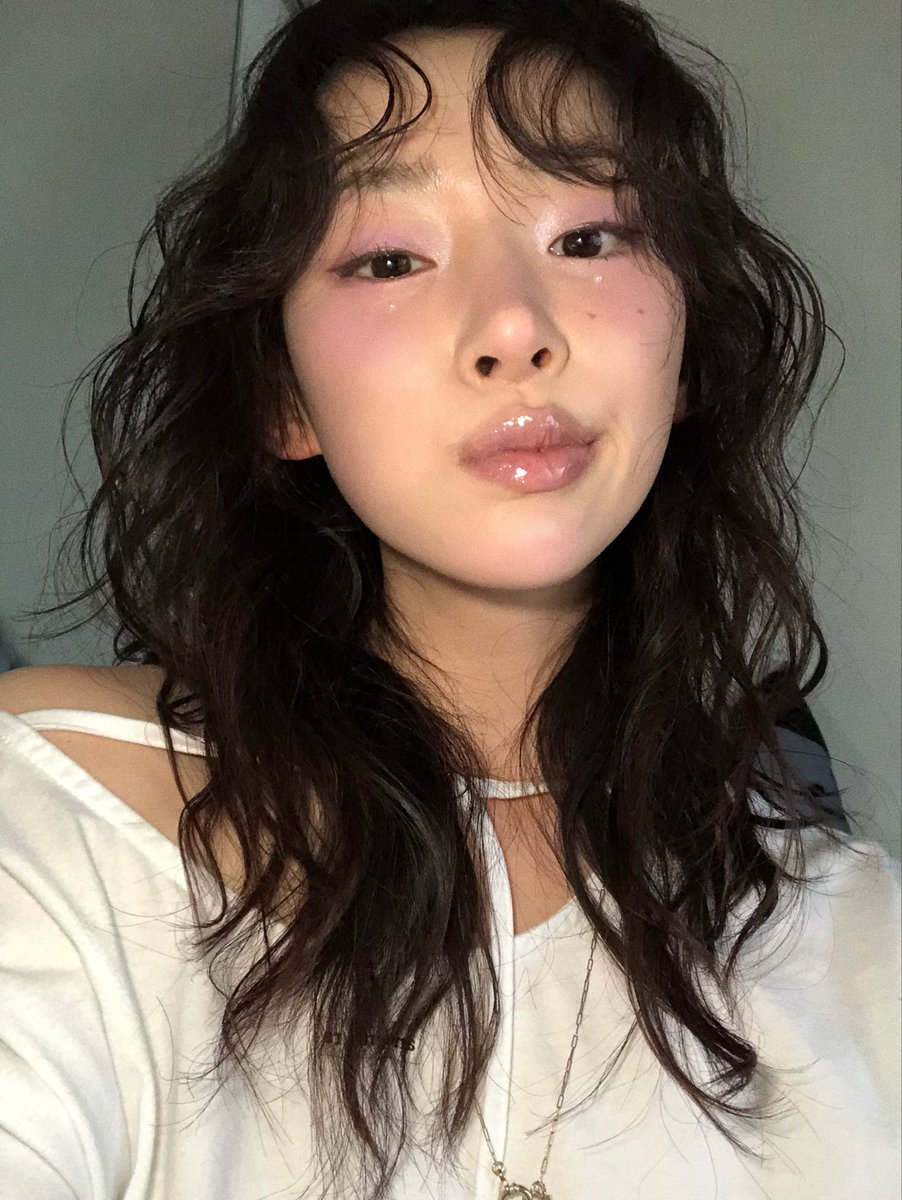 joyonghihasaeyo's tweet image. 근황
동근영 입술을 만들지 않고서는 
셀카를 못 찍게 됨
근데이것도얼굴긴사람특이라면서요?