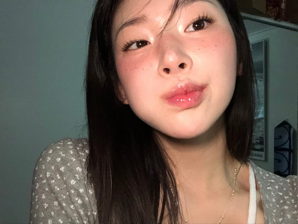 joyonghihasaeyo's tweet image. 근황
동근영 입술을 만들지 않고서는 
셀카를 못 찍게 됨
근데이것도얼굴긴사람특이라면서요?