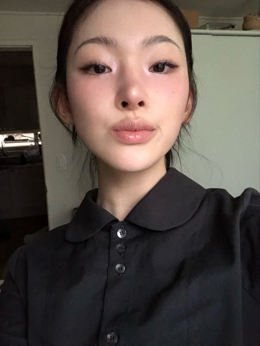 joyonghihasaeyo's tweet image. 근황
동근영 입술을 만들지 않고서는 
셀카를 못 찍게 됨
근데이것도얼굴긴사람특이라면서요?