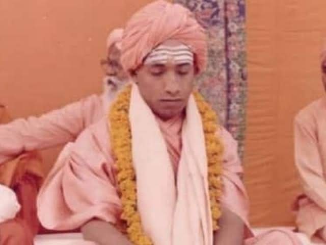 गलती तो आप से हुई है योगी जी 👉जिस उम्र में लोग सिनेमा और क्रिकेट के मजे ले रहे होते हैं,, उस उम्र में उसने सब त्याग कर सन्यास की राह पकड़ी👇
हमने तो 2017 से पहले का वो दौर भी देखा है, जब सड़कों पर दौड़ा दौड़ा कर विधायक मा...र दिए जाते थे (राजू पाल), मां और बेटी को हाइवे से खींच